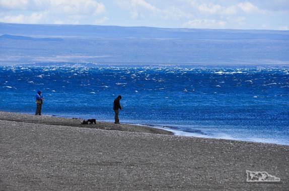 Aproveitando o primeiro dia do ano para pescar no lago Buenos Aires, em Los Antiguos, na Argentina